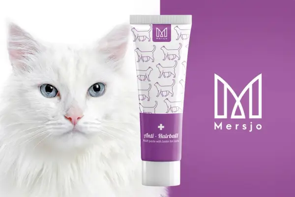 Biały kot o niebieskich oczach obok tubki pasty Mersjo Anti-Hairball. Idealne dla każdego **trichocat**a.